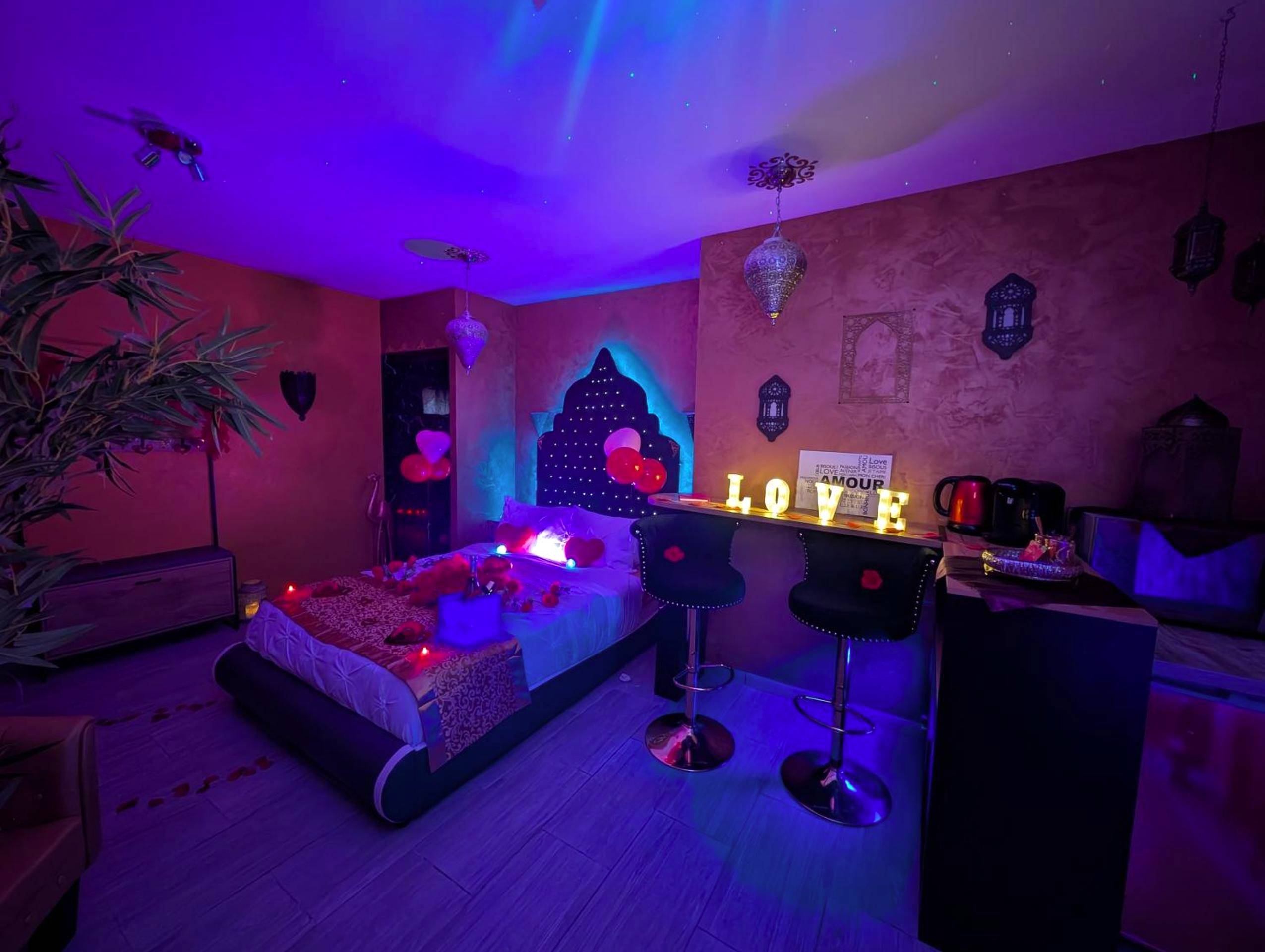 Chambre romantique avec lit décoré et bar - Love Room La Boissière - de - Montaigu - 1000 et une Nuit