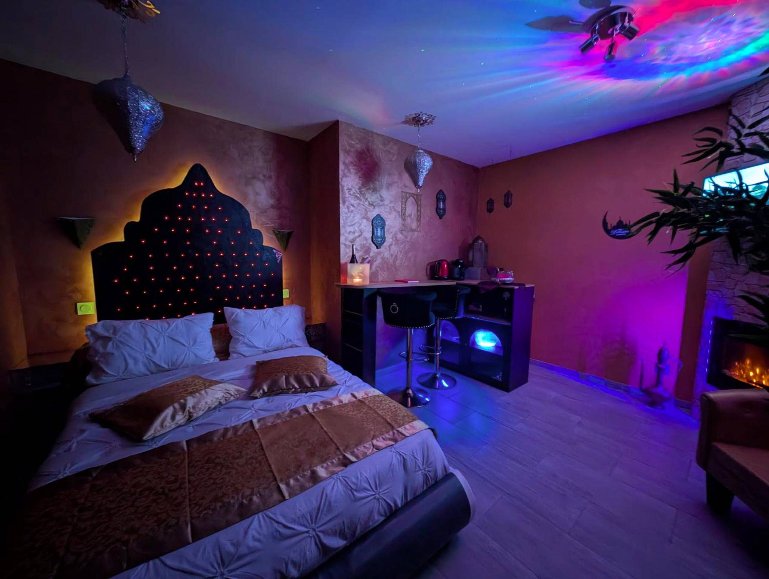 Lit double avec tête de lit orientale lumineuse - 1000 et une Nuit