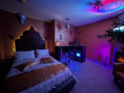 Lit double avec tête de lit orientale lumineuse - 1000 et une Nuit