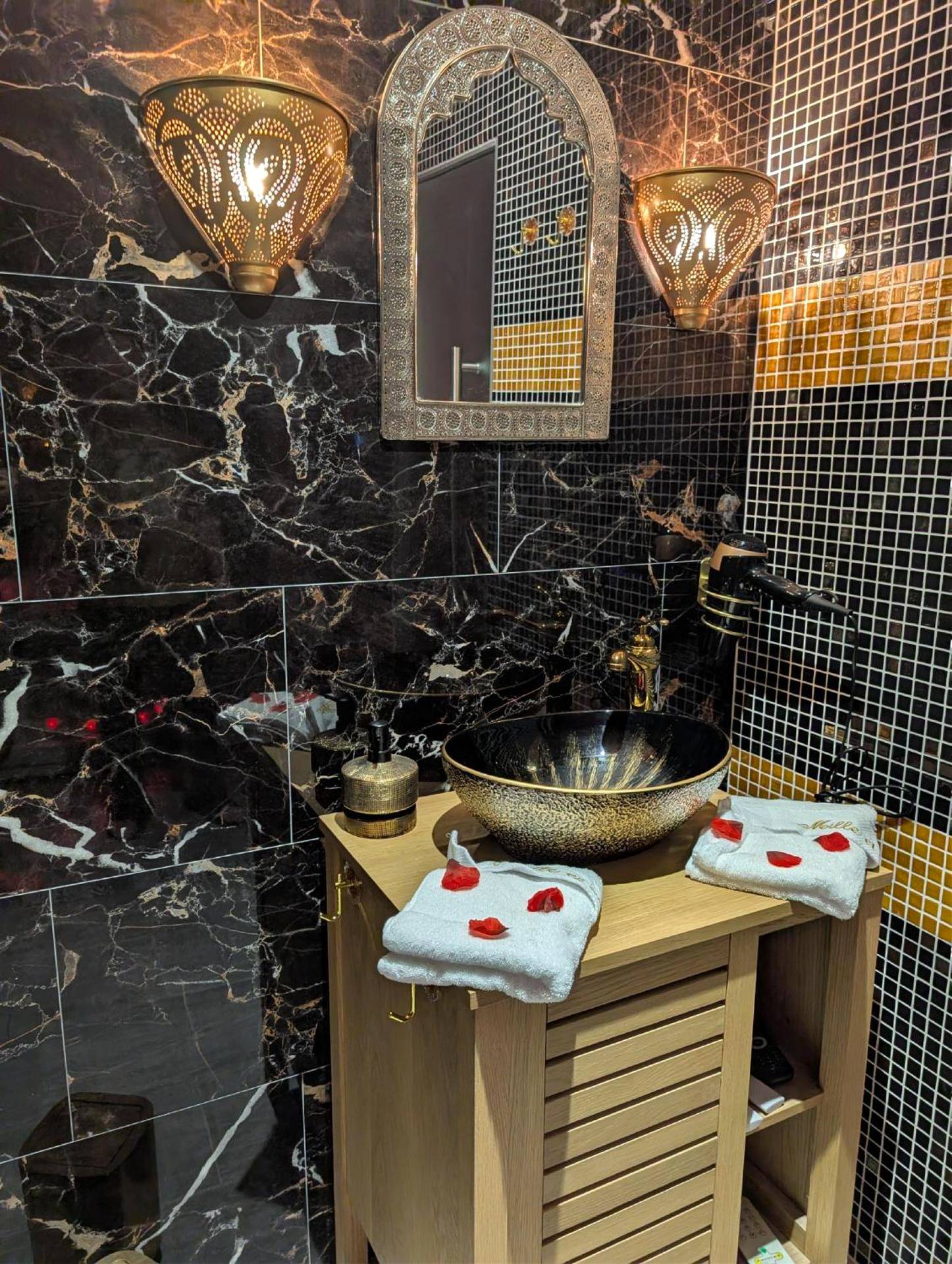 Vasque dorée et marbre noir dans la salle d'eau - 1000 et une Nuit