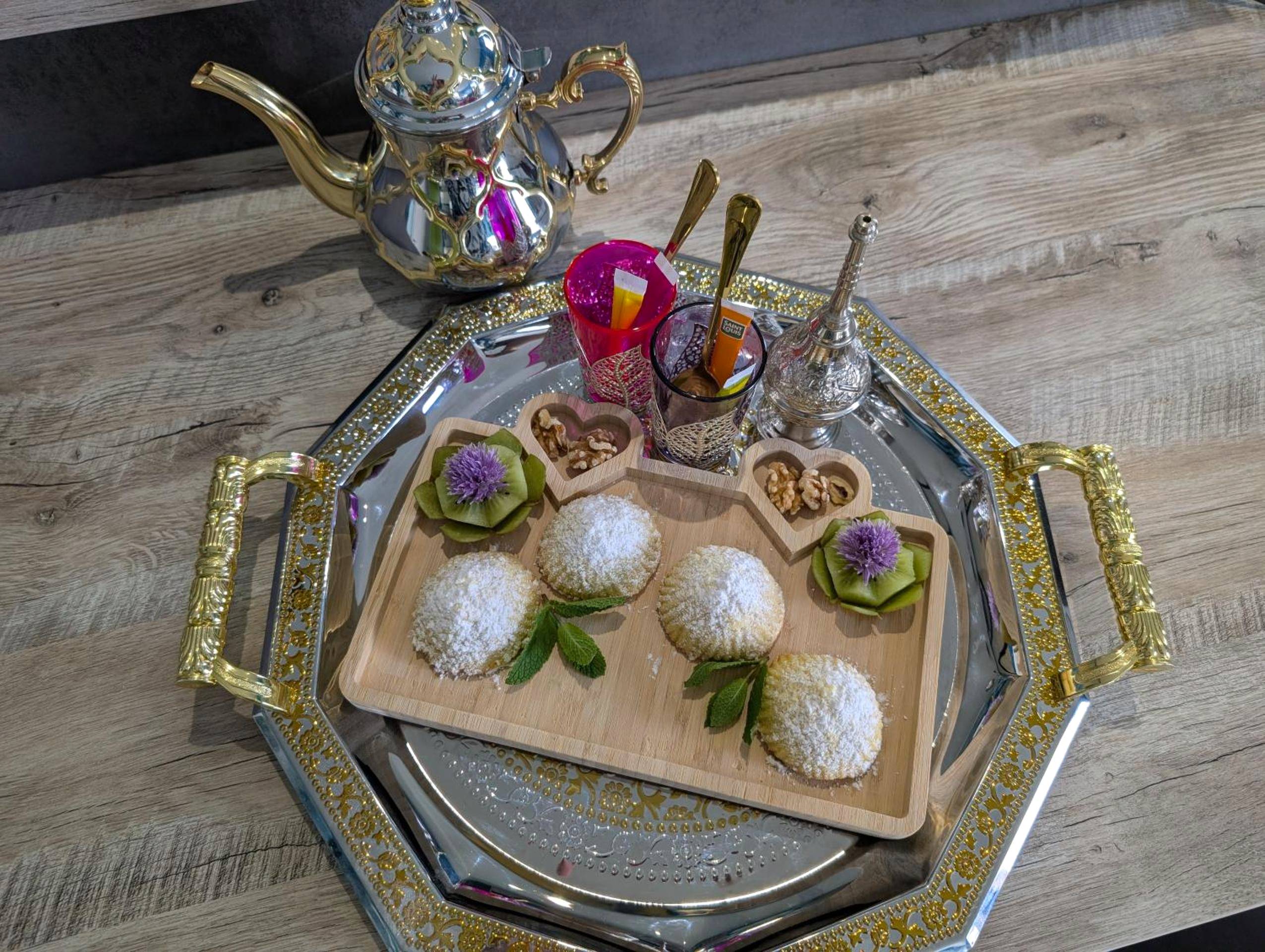 Plateau de pâtisseries orientales et théière - 1000 et une Nuit