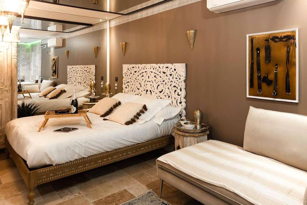 Lit avec plateau de courtoisie et cadre BDSM - Love Room 1001 nuits & Balnéo