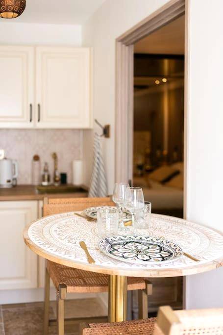 Table ronde dressée dans coin cuisine - Love Room 1001 nuits & Balnéo