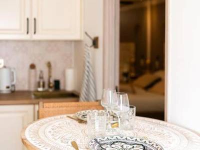 Table ronde dressée dans coin cuisine - Love Room 1001 nuits & Balnéo