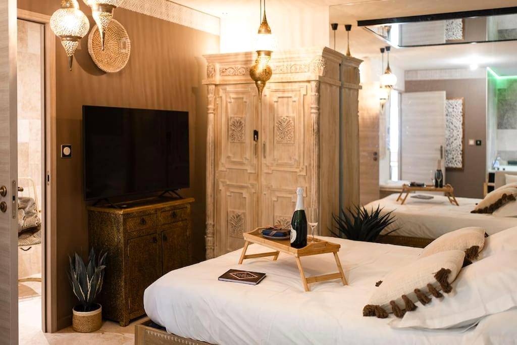 Vue d'ensemble de la chambre avec grand miroir - Love Room 1001 nuits & Balnéo