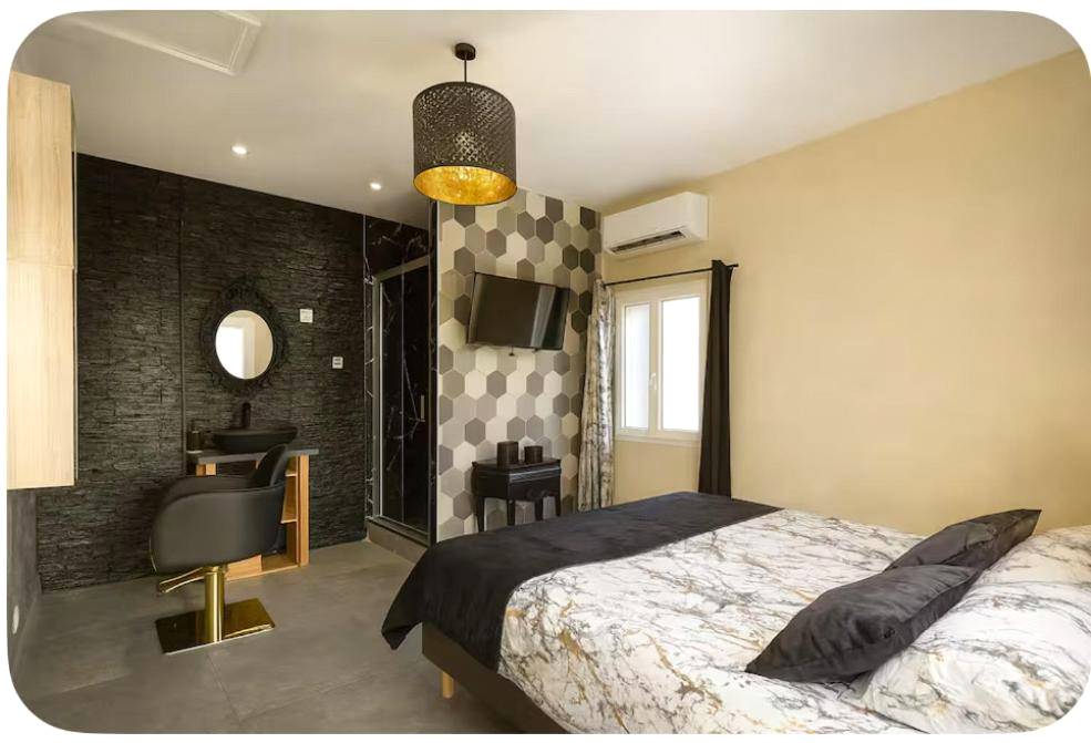 Chambre avec lit double et coin vasque - 13 Nuances De Grey