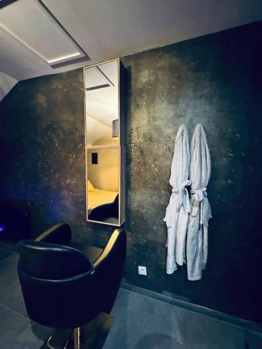 Peignoirs blancs suspendus et fauteuil design - 13 Nuances De Grey