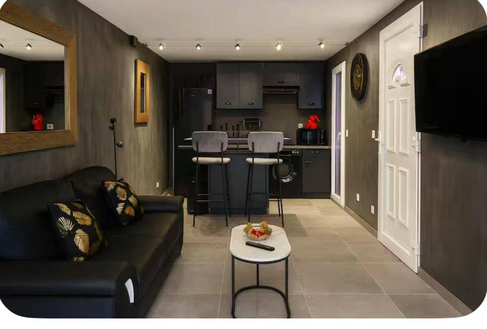 Espace de vie avec canapé cuir et bar - 13 Nuances De Grey