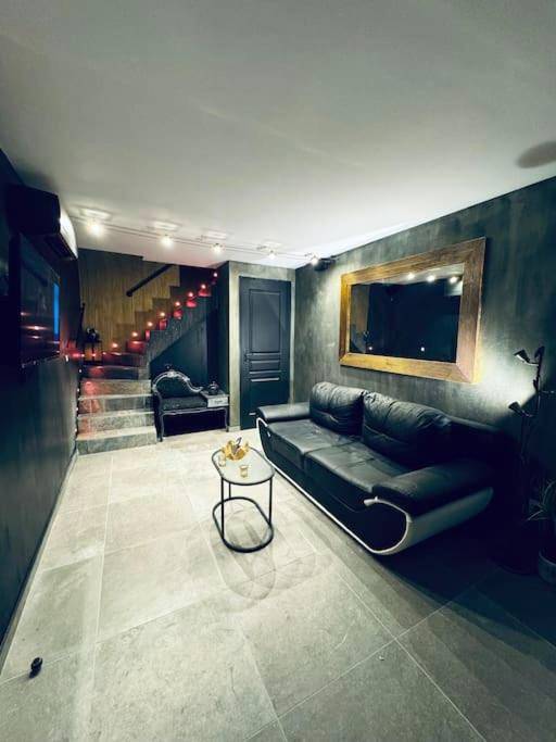 Salon moderne avec escalier éclairé de bougies - 13 Nuances De Grey