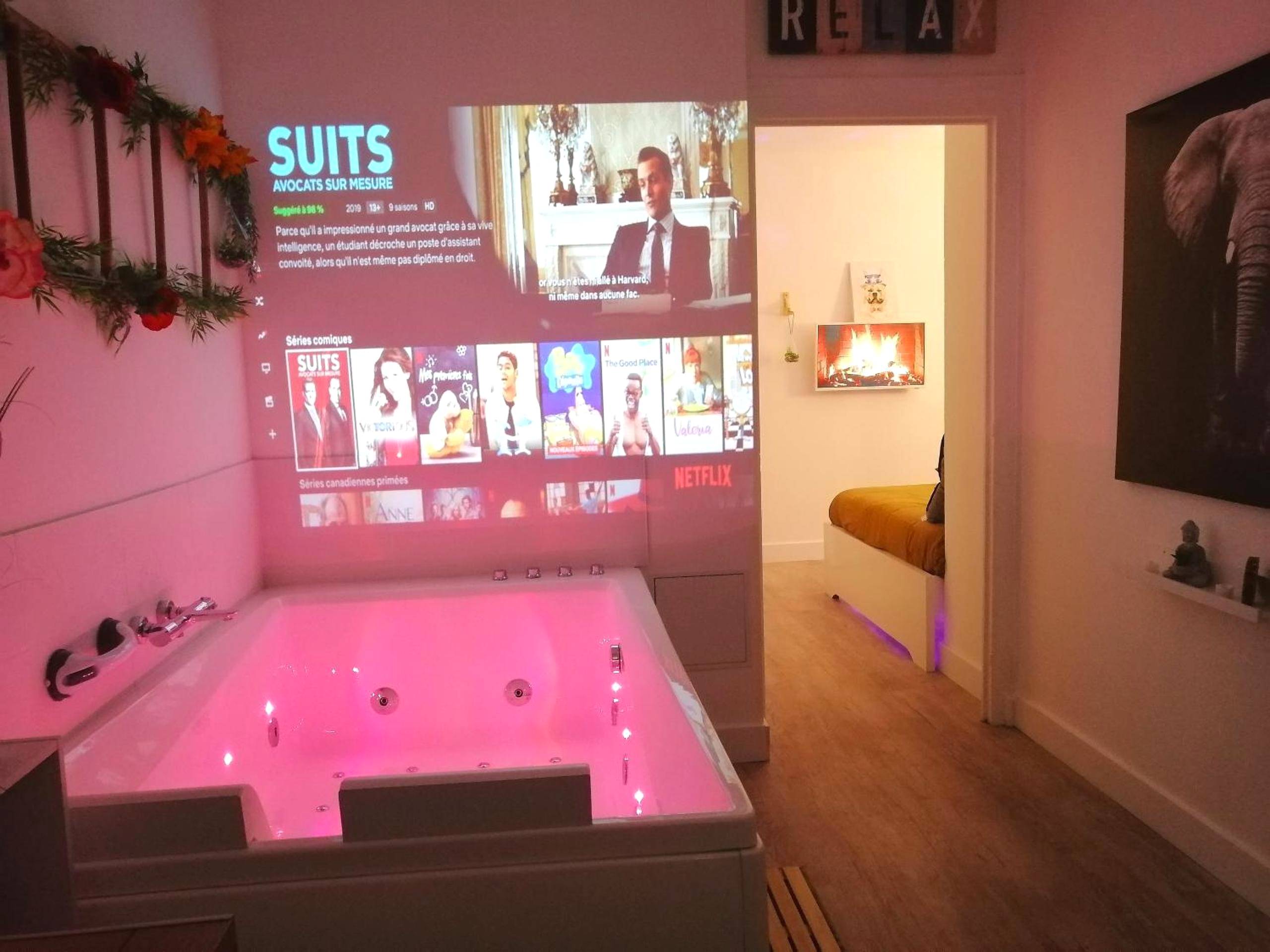 Jacuzzi avec vidéoprojecteur diffusant une série - Love Room Grenoble - Le 1965 Double BALNEO, confort et romantique