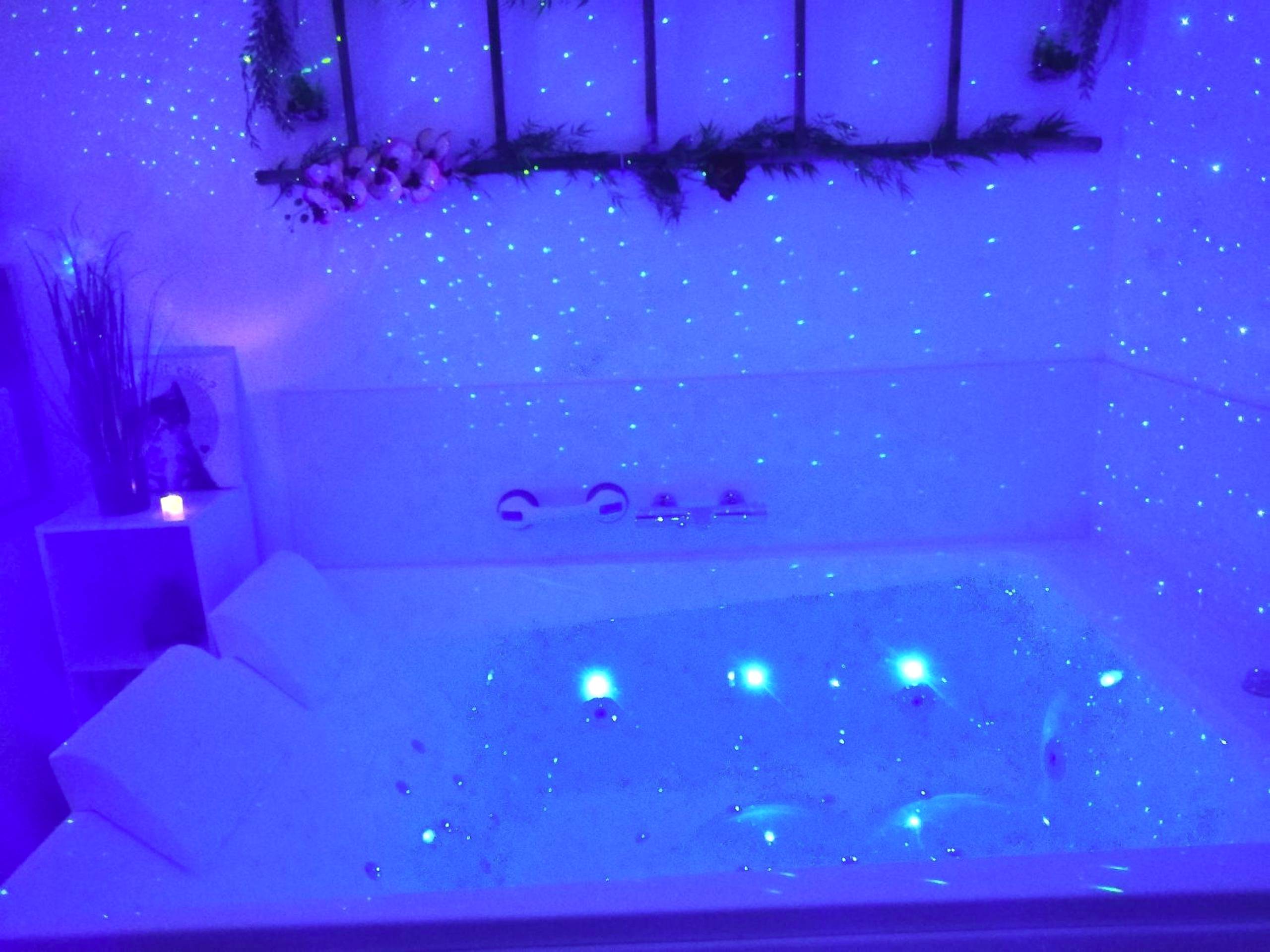 Baignoire balnéo avec jets et ciel étoilé bleu - Le 1965 Double BALNEO, confort et romantique