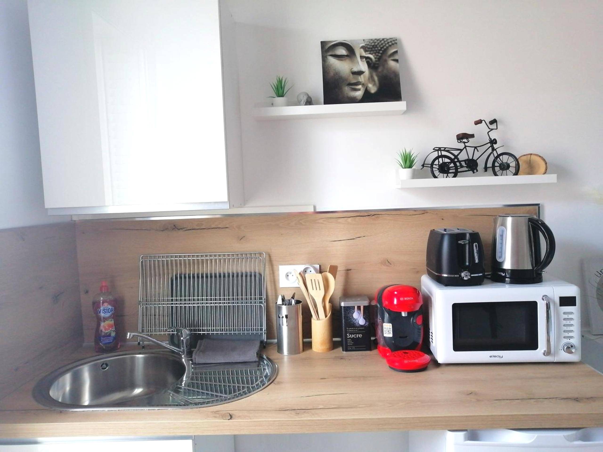 Kitchenette équipée avec micro - ondes et cafetière - Le 1965 Double BALNEO, confort et romantique