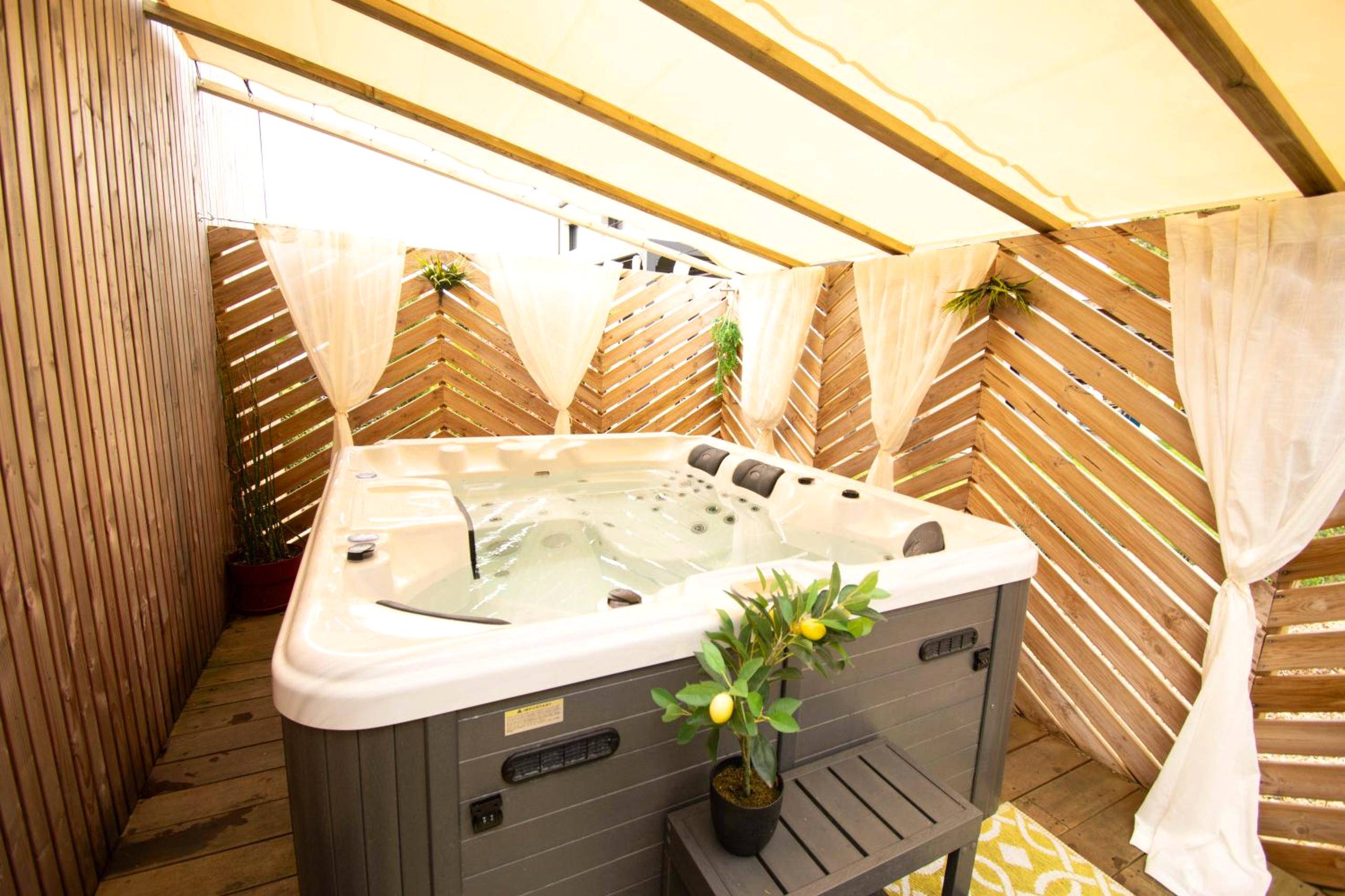 Vue du logement - Love Room Montfort - sur - Meu - Studio les 2 fées - Jacuzzi - Brocéliande