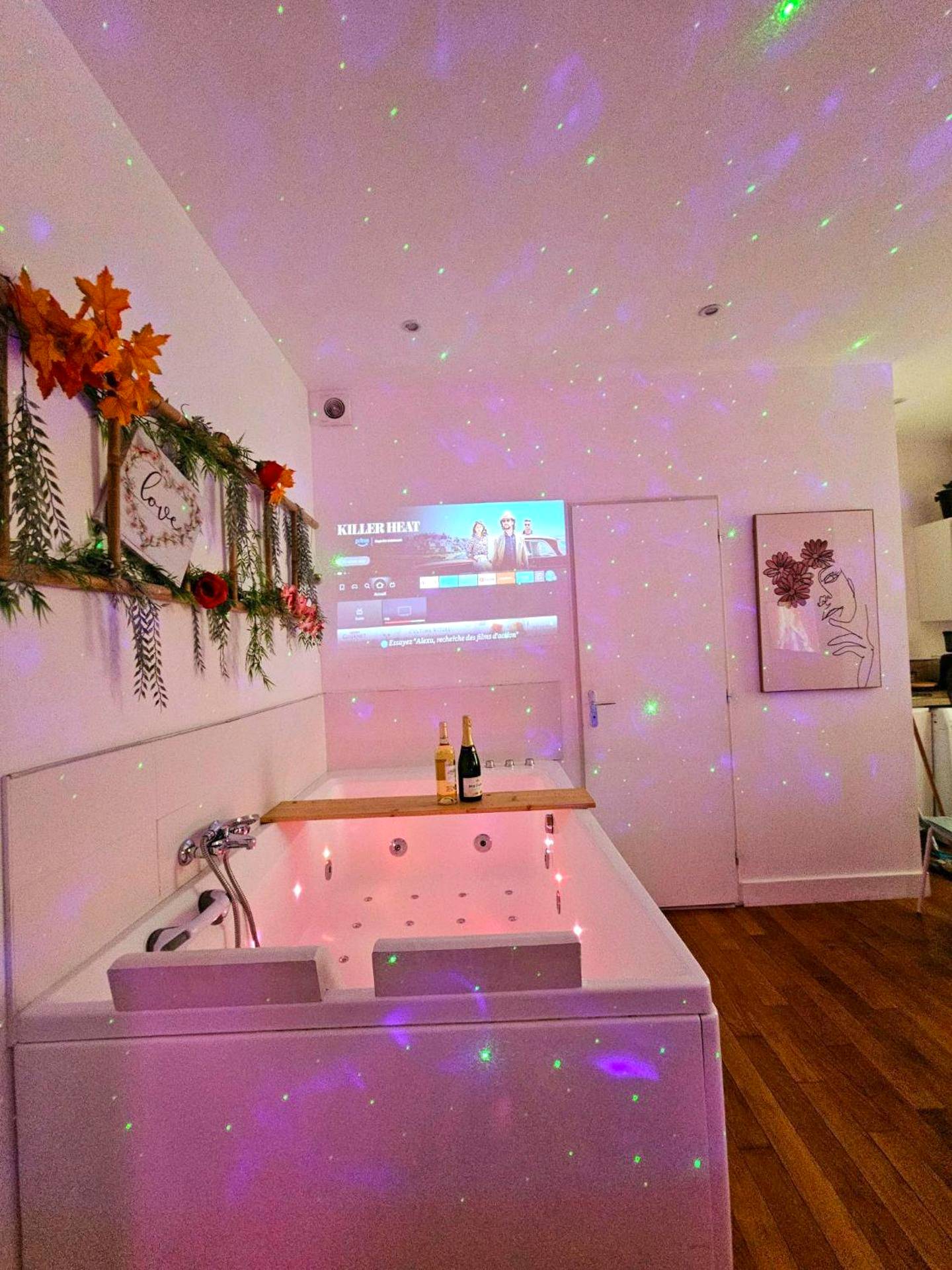 Baignoire balnéo avec vidéoprojecteur et champagne - Love Room Grenoble - Le 2005 Double BALNEO, Lit QUEEN SIZE, soirée...