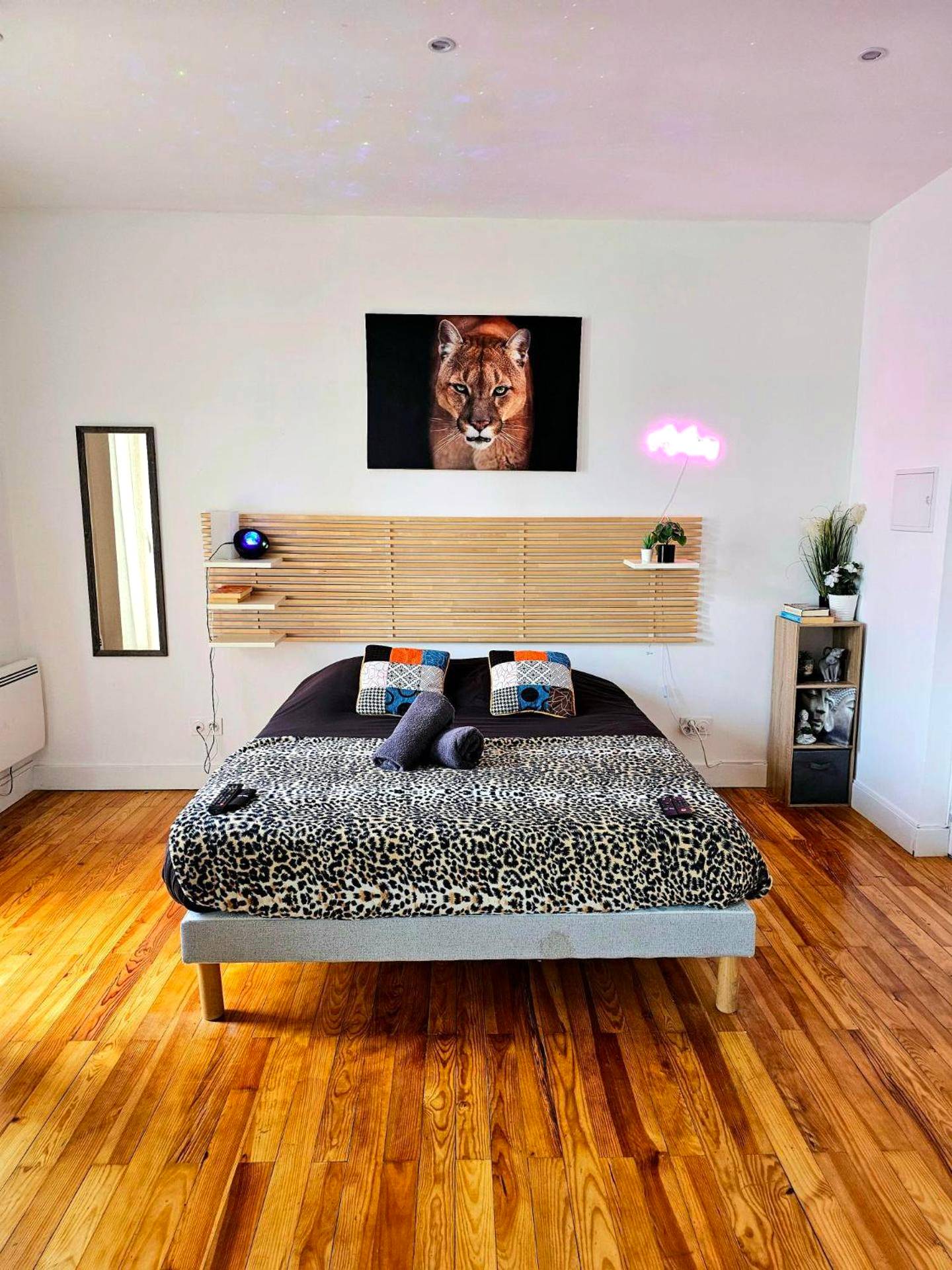 Lit double avec jeté léopard et tête de lit bois - Le 2005 Double BALNEO, Lit QUEEN SIZE, soirée romantique