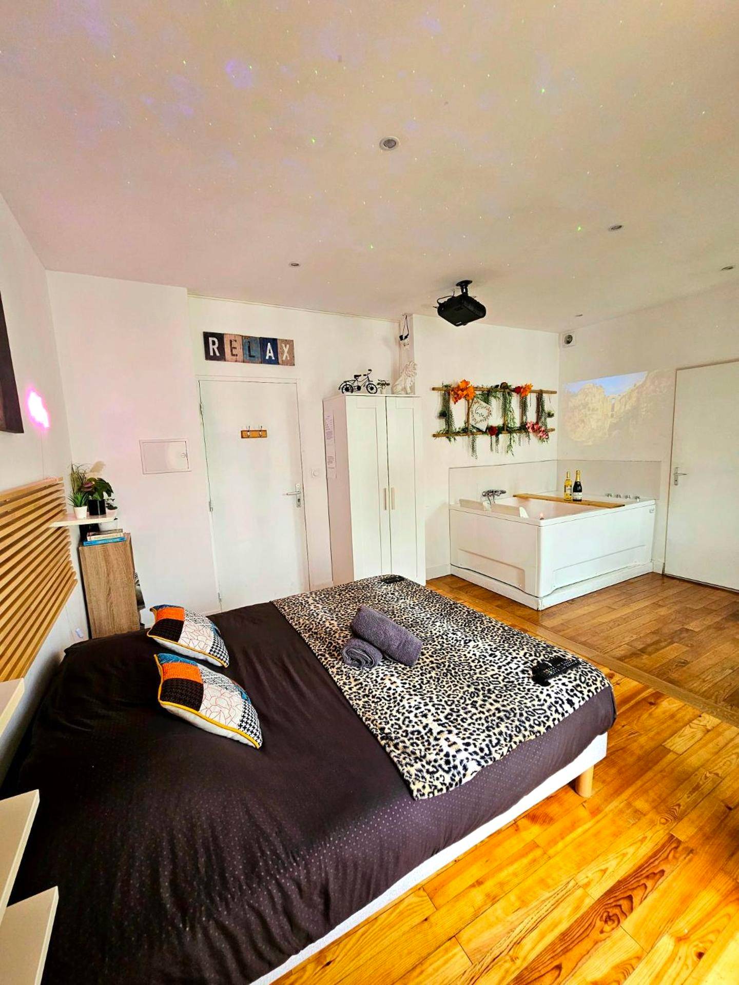 Vue d'ensemble avec lit et baignoire balnéo - Le 2005 Double BALNEO, Lit QUEEN SIZE, soirée romantique