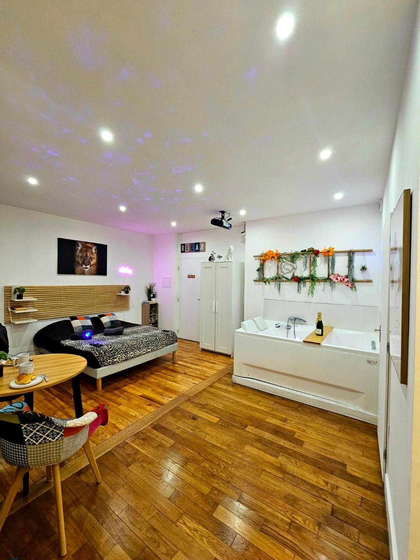 Espace de vie avec coin repas et lit double - Le 2005 Double BALNEO, Lit QUEEN SIZE, soirée romantique