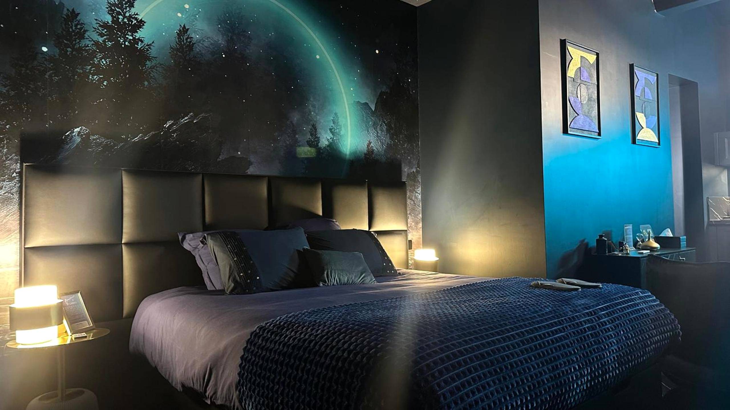 Lit double avec fresque murale cosmique - Love Room Roanne - 21 lunes - séjour magique & jeu immersif pour deux