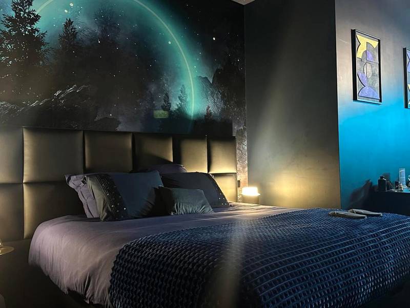 Lit double avec fresque murale cosmique - Love Room Roanne - 21 lunes - séjour magique & jeu immersif pour deux