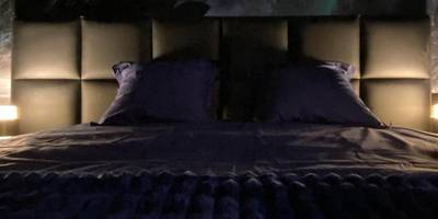 Tête de lit capitonnée et décor galaxie - 21 lunes - séjour magique & jeu immersif pour deux