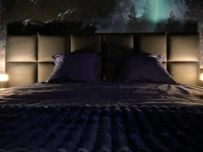 Tête de lit capitonnée et décor galaxie - 21 lunes - séjour magique & jeu immersif pour deux