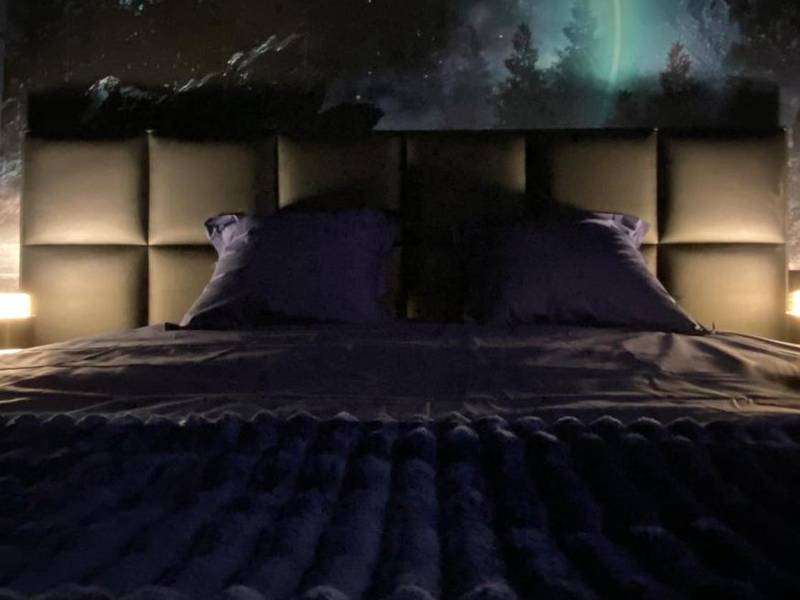 Tête de lit capitonnée et décor galaxie - 21 lunes - séjour magique & jeu immersif pour deux