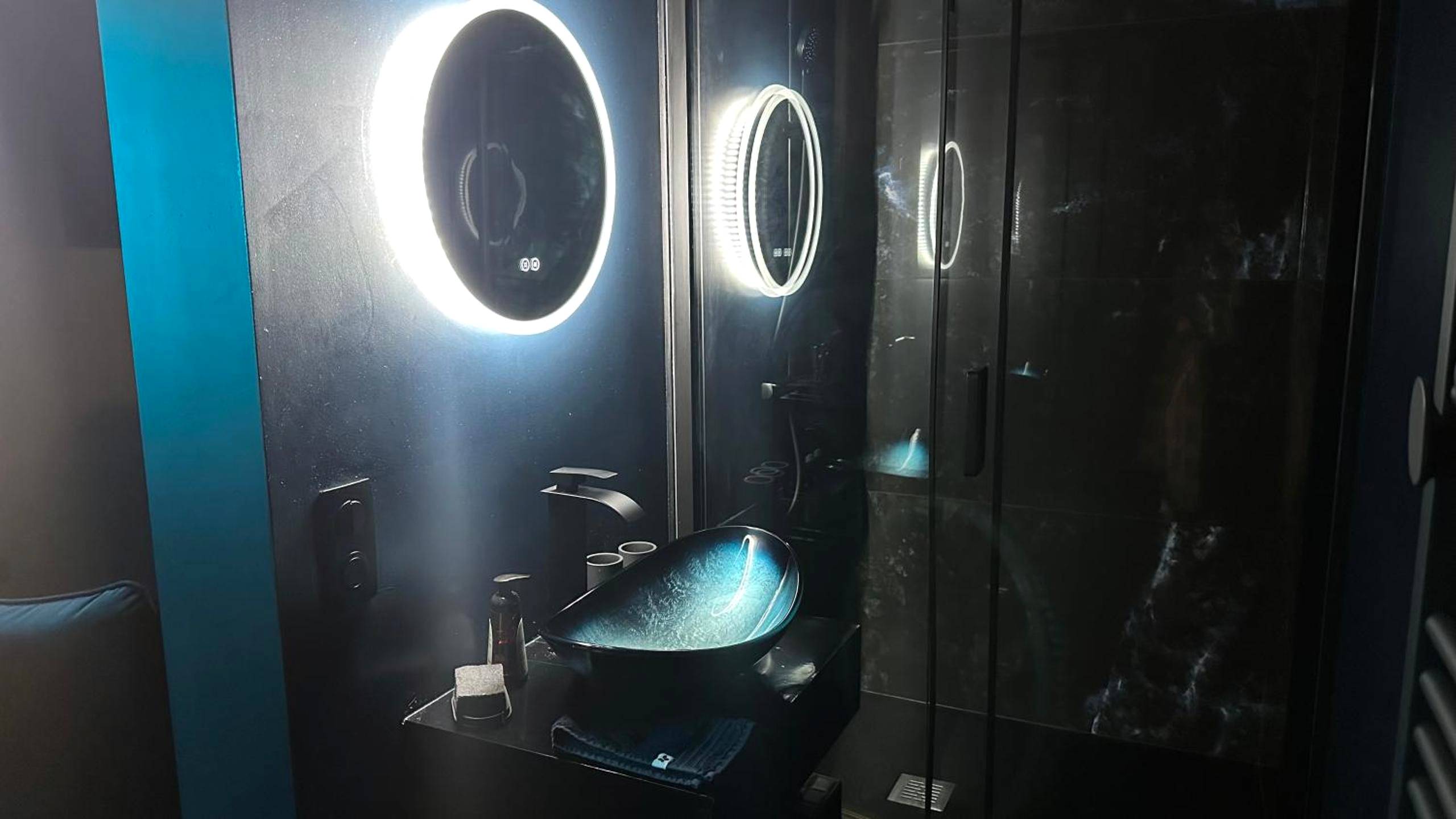 Vasque design et miroir rond lumineux - 21 lunes - séjour magique & jeu immersif pour deux