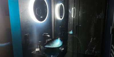 Vasque design et miroir rond lumineux - 21 lunes - séjour magique & jeu immersif pour deux