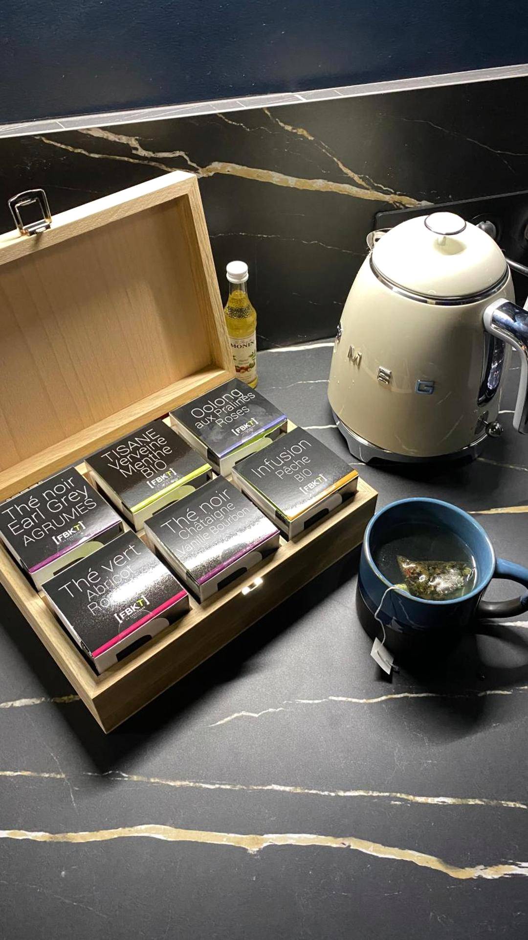 Coffret de thés bio et bouilloire vintage - 21 lunes - séjour magique & jeu immersif pour deux