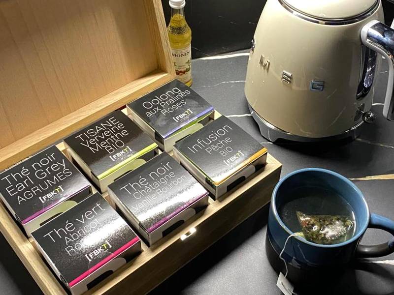 Coffret de thés bio et bouilloire vintage - 21 lunes - séjour magique & jeu immersif pour deux