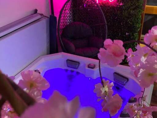 Jacuzzi avec éclairage bleu et fauteuil suspendu - Love Room Bellevaux - Le 36/Espace bien - être privatif