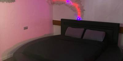 Lit rond noir sous un plafond de nuages lumineux - Le 36/Espace bien - être privatif