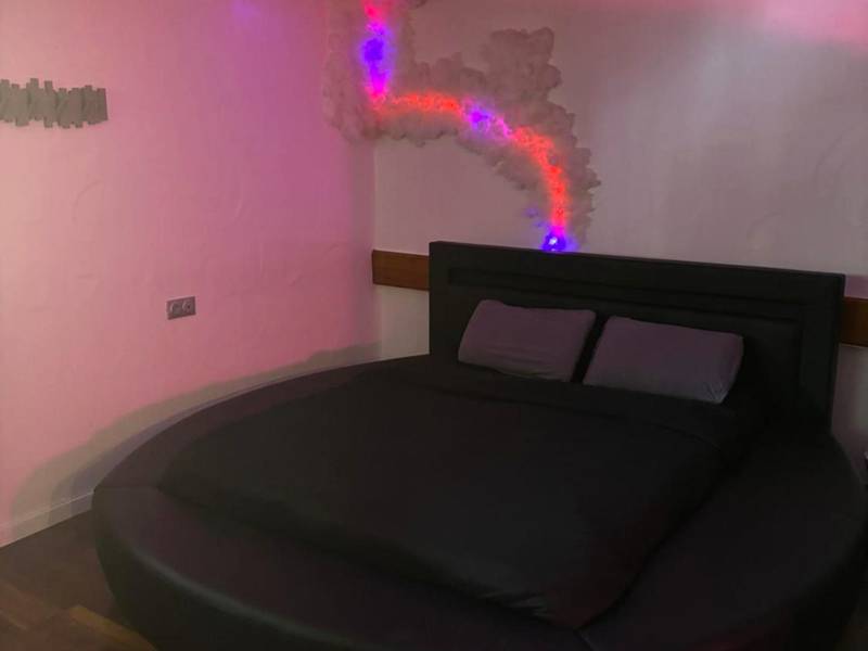 Lit rond noir sous un plafond de nuages lumineux - Le 36/Espace bien - être privatif