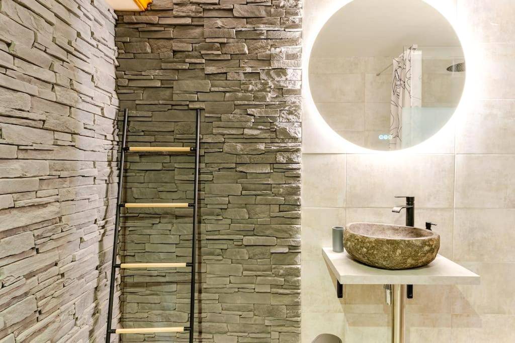 Vasque en pierre et miroir rond rétroéclairé - Le 36/Espace bien - être privatif