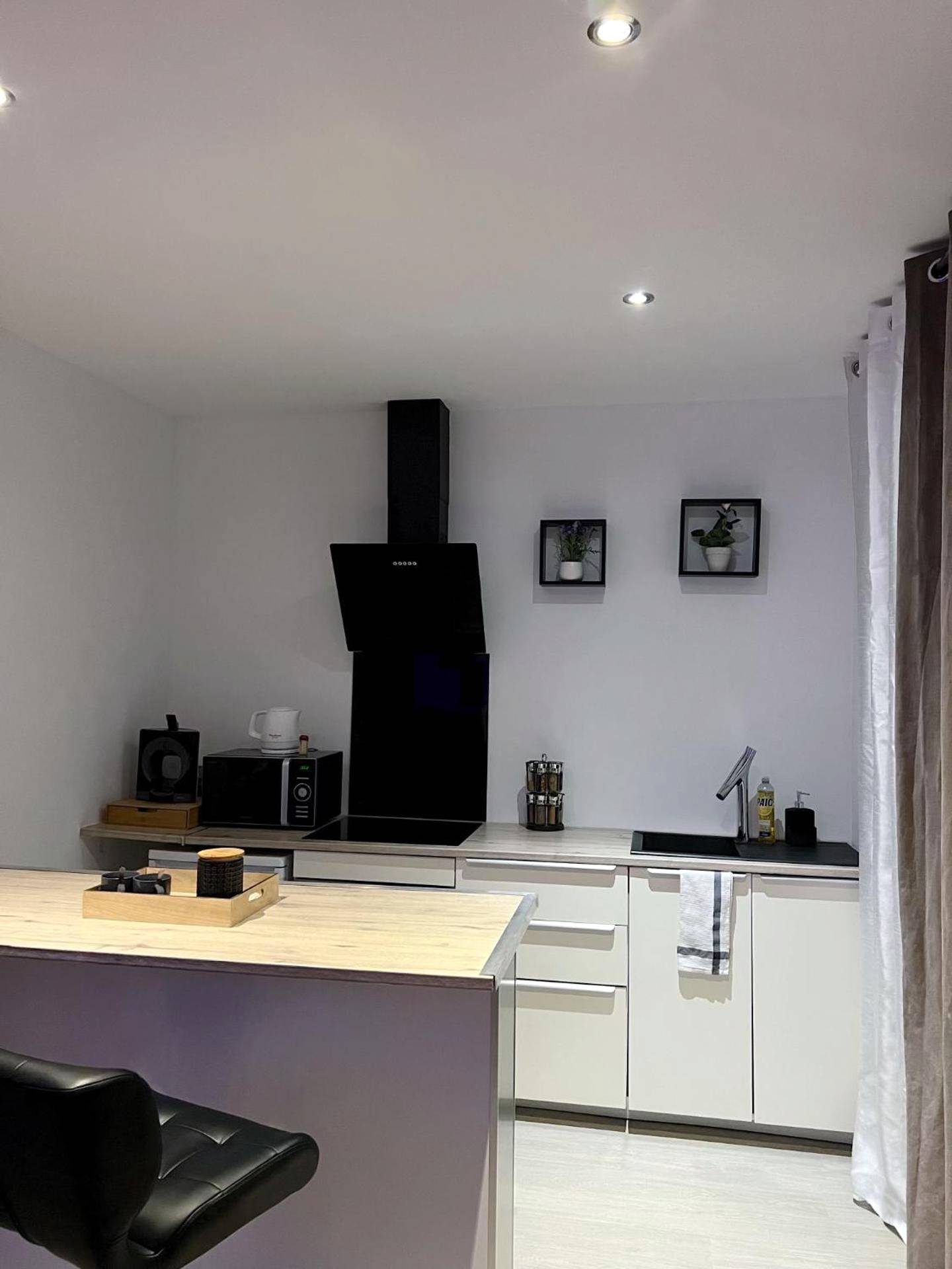 Cuisine équipée moderne avec îlot central - Le 37 - Appartement privatif avec Jaccuzi