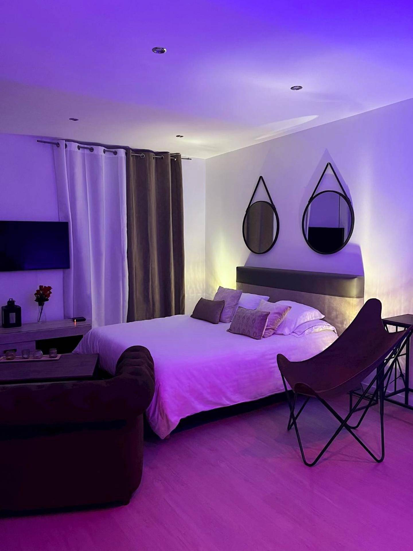 Espace nuit avec éclairage d'ambiance violet - Le 37 - Appartement privatif avec Jaccuzi