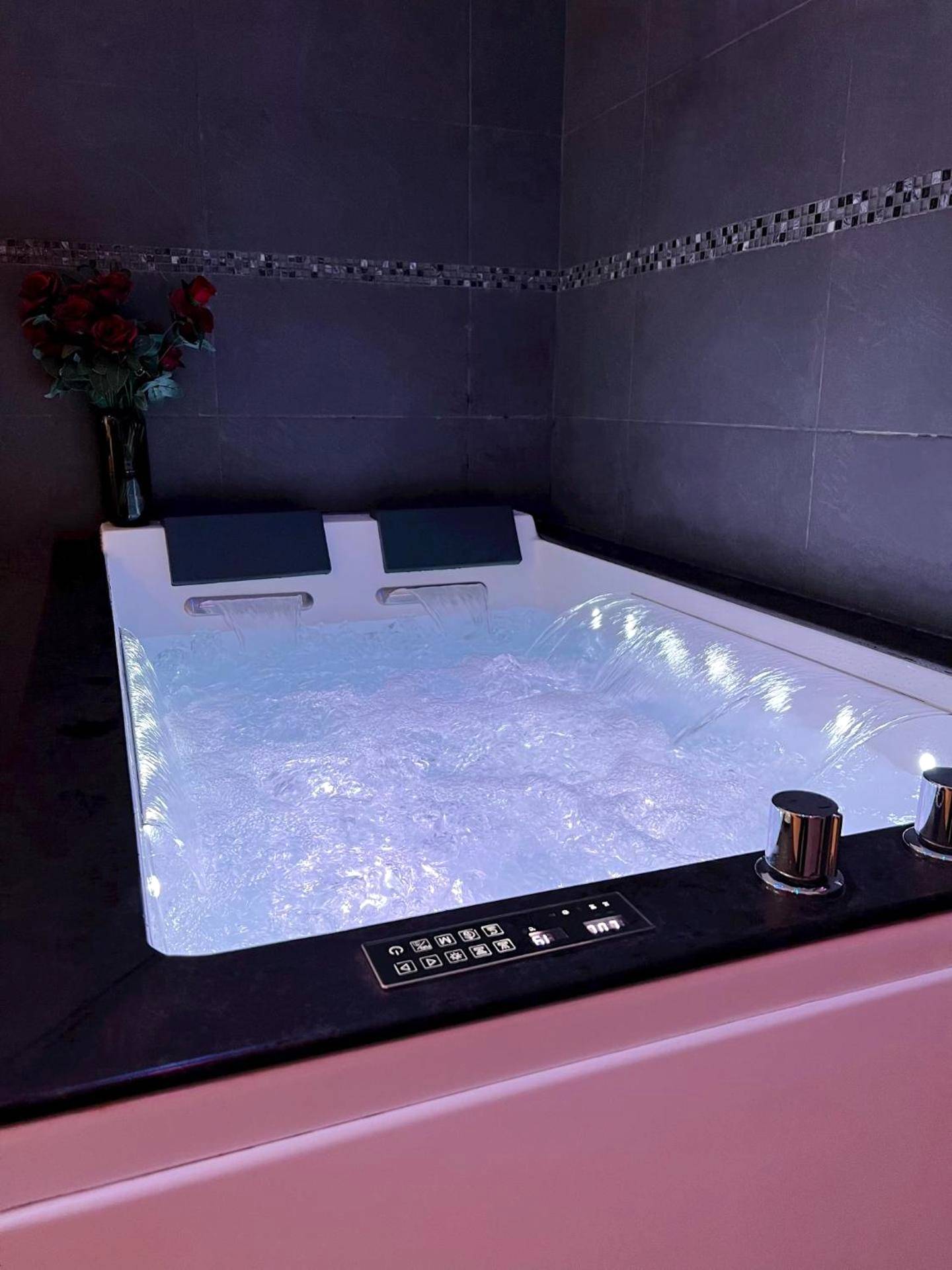Jacuzzi balnéo avec jets d'eau et roses - Le 37 - Appartement privatif avec Jaccuzi