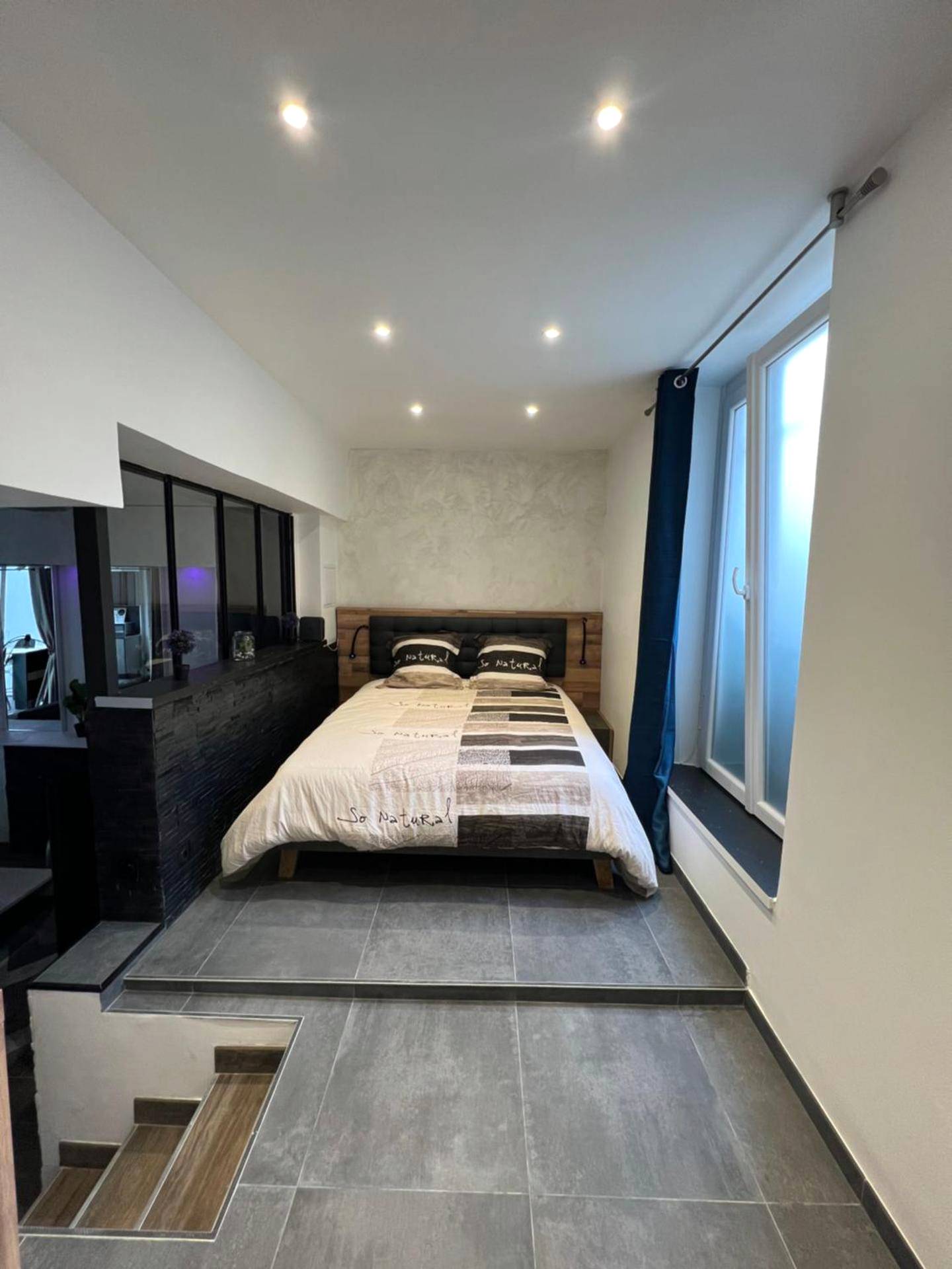 Espace nuit avec lit double surélevé - LE 46 : Superbe appartement jacuzzi
