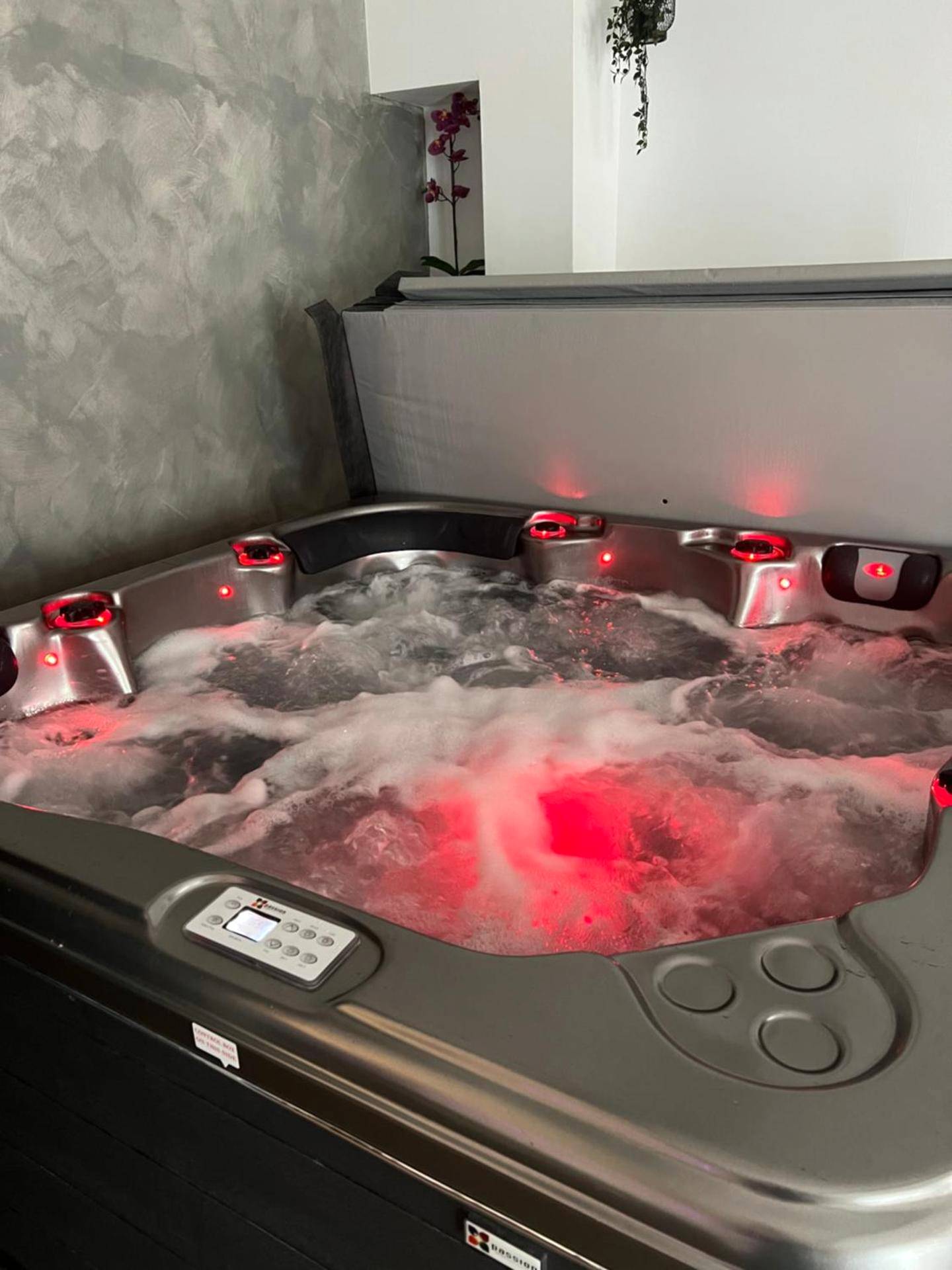 Jacuzzi privatif avec jets et lumière rouge - LE 46 : Superbe appartement jacuzzi