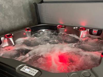 Jacuzzi privatif avec jets et lumière rouge - LE 46 : Superbe appartement jacuzzi
