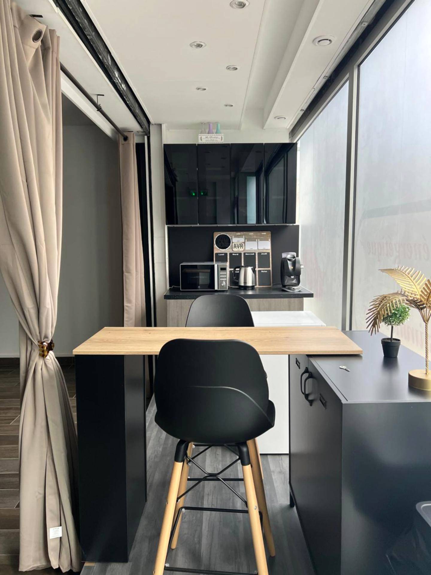 Coin repas et kitchenette équipée - LE 46 : Superbe appartement jacuzzi