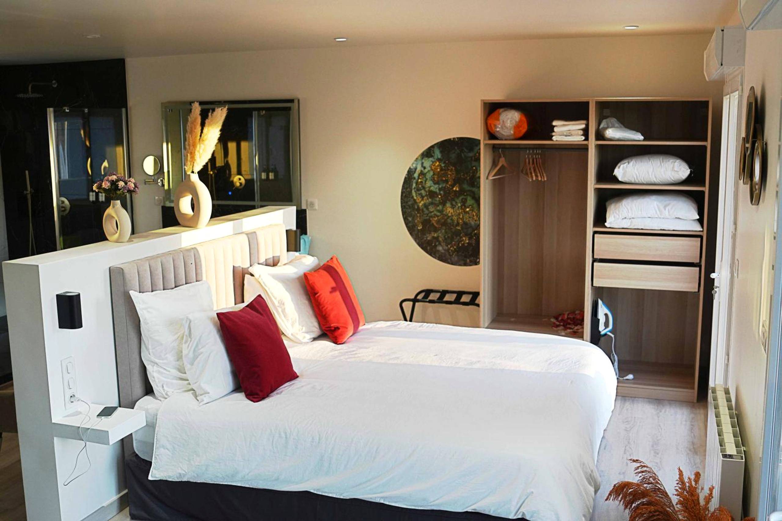 Chambre spacieuse avec lit king size et dressing - 4AS Spa Paris