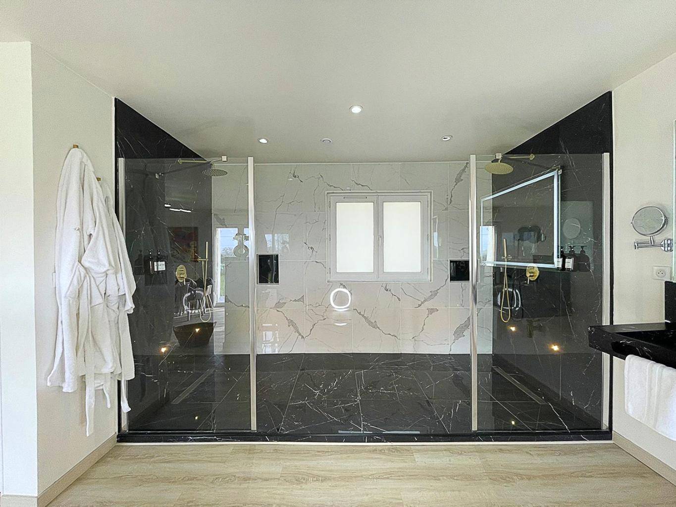Grande douche à l'italienne en marbre - 4AS Spa Paris