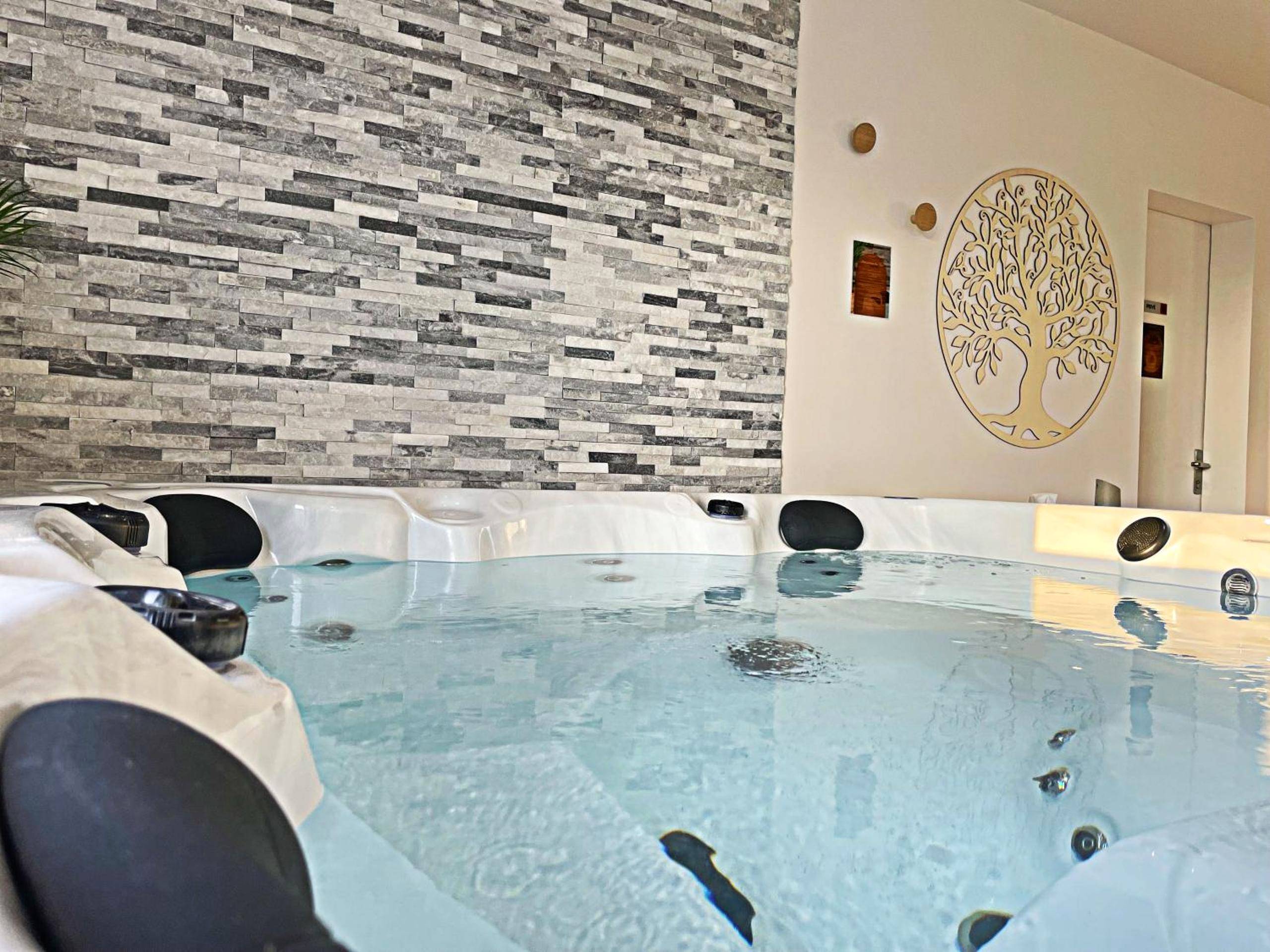 Jacuzzi privatif avec mur en parement de pierre - 4AS Spa Paris