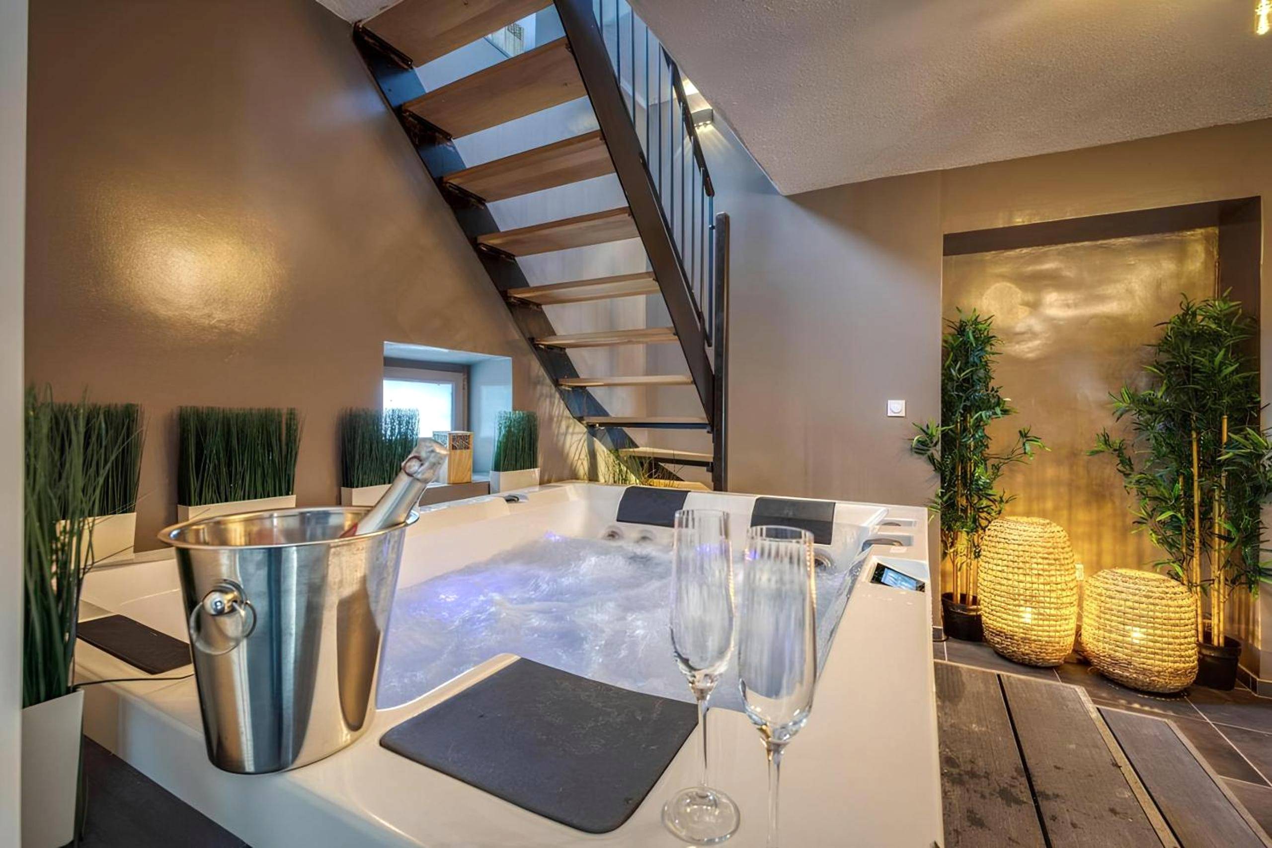Jacuzzi bouillonnant avec champagne et verres - Love Room Moirans - 50 Nuances d'Amour - Jacuzzi / Massage / Cinéma