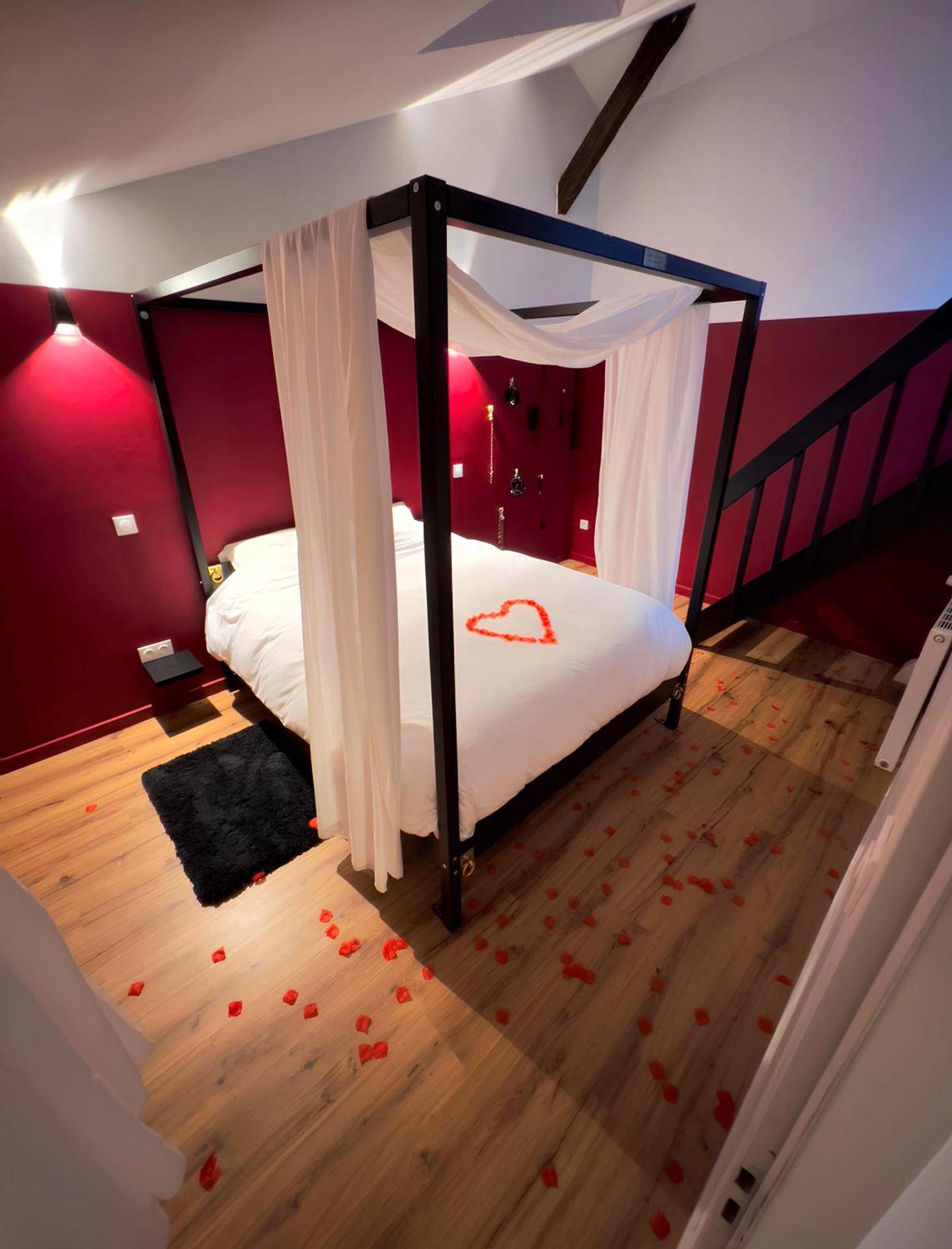 Lit à baldaquin avec cœur en pétales de rose - 50 Nuances d'Amour - Jacuzzi / Massage / Cinéma