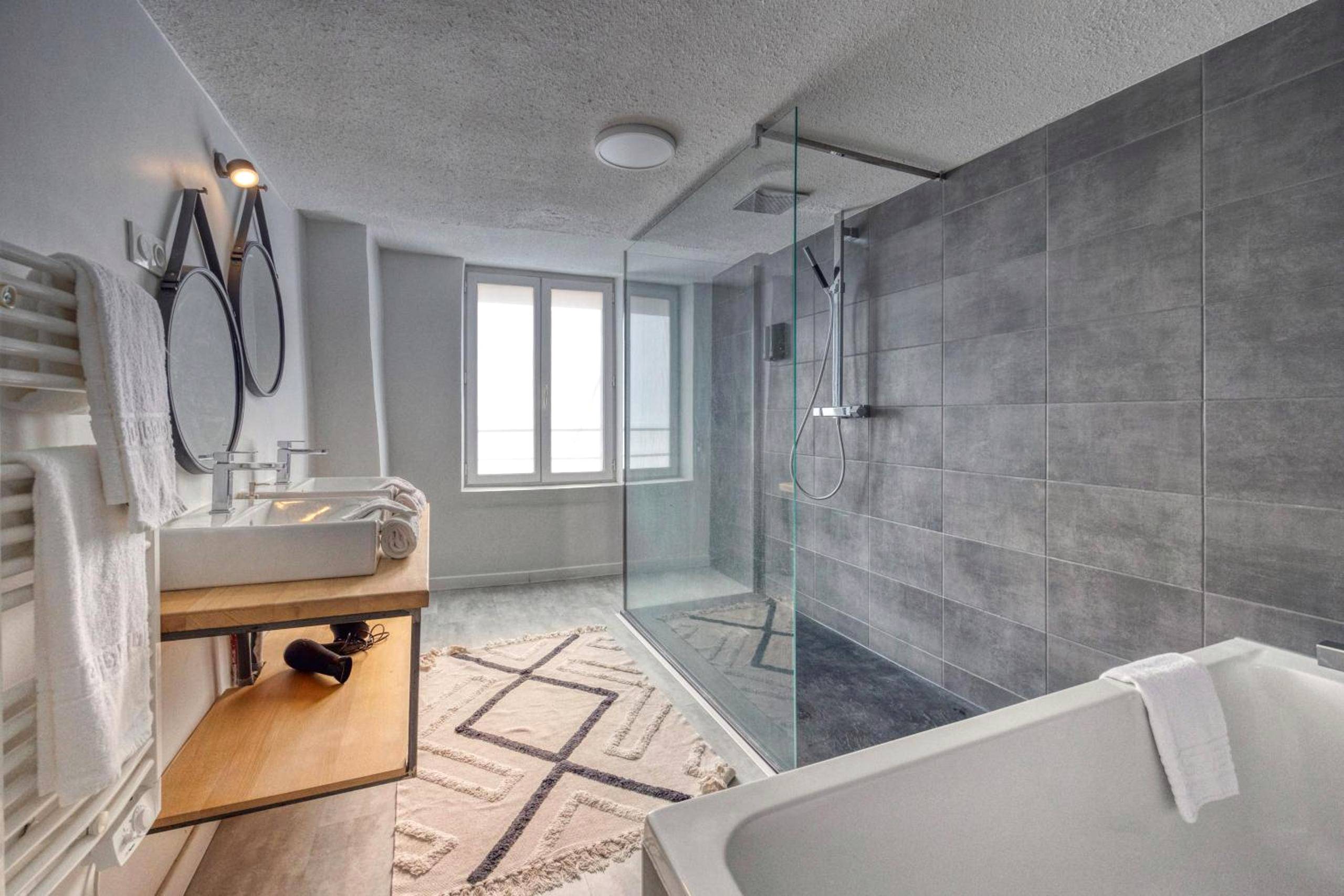 Salle de bain moderne avec douche et baignoire - 50 Nuances d'Amour - Jacuzzi / Massage / Cinéma