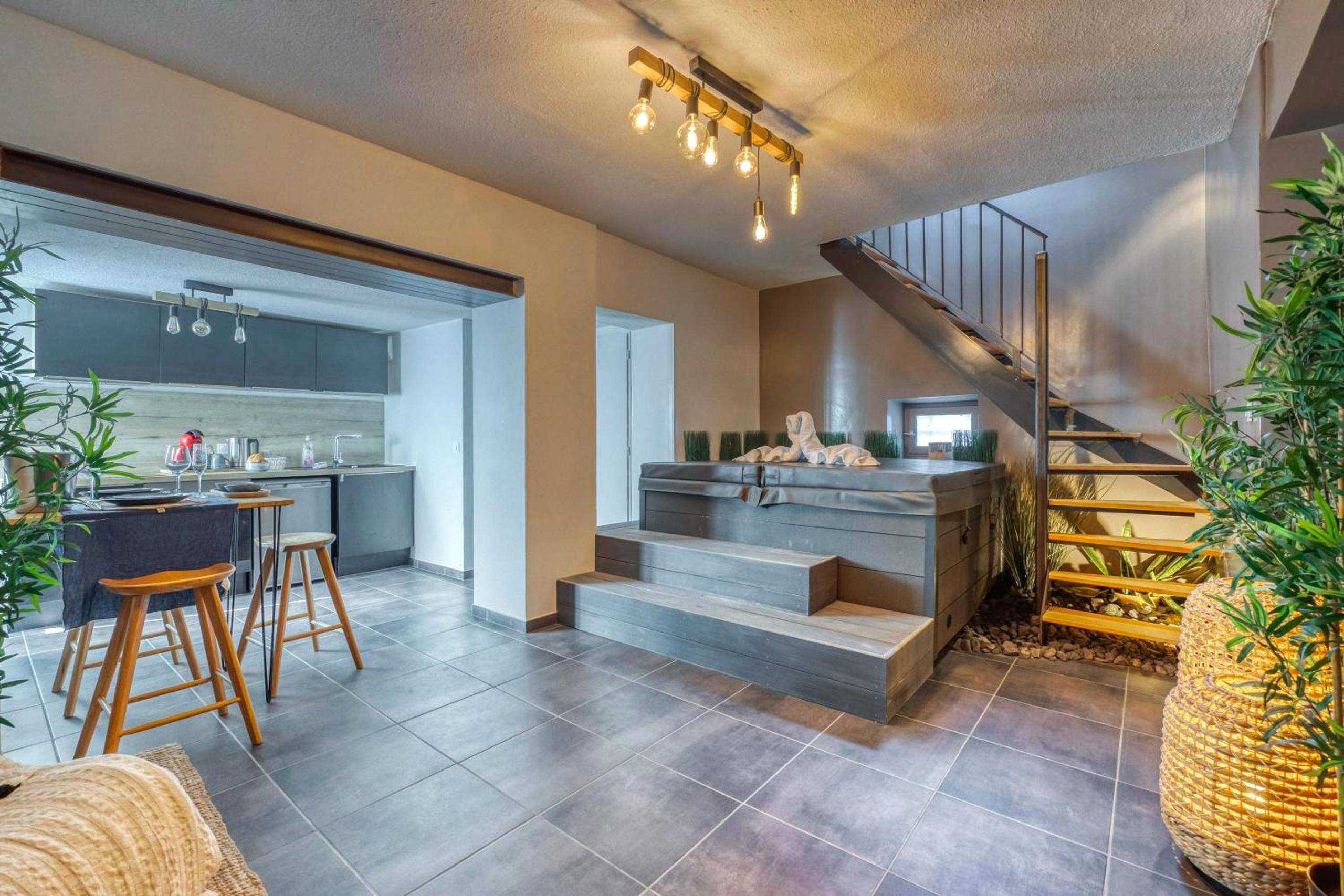 Espace de vie avec jacuzzi et cuisine équipée - 50 Nuances d'Amour - Jacuzzi / Massage / Cinéma