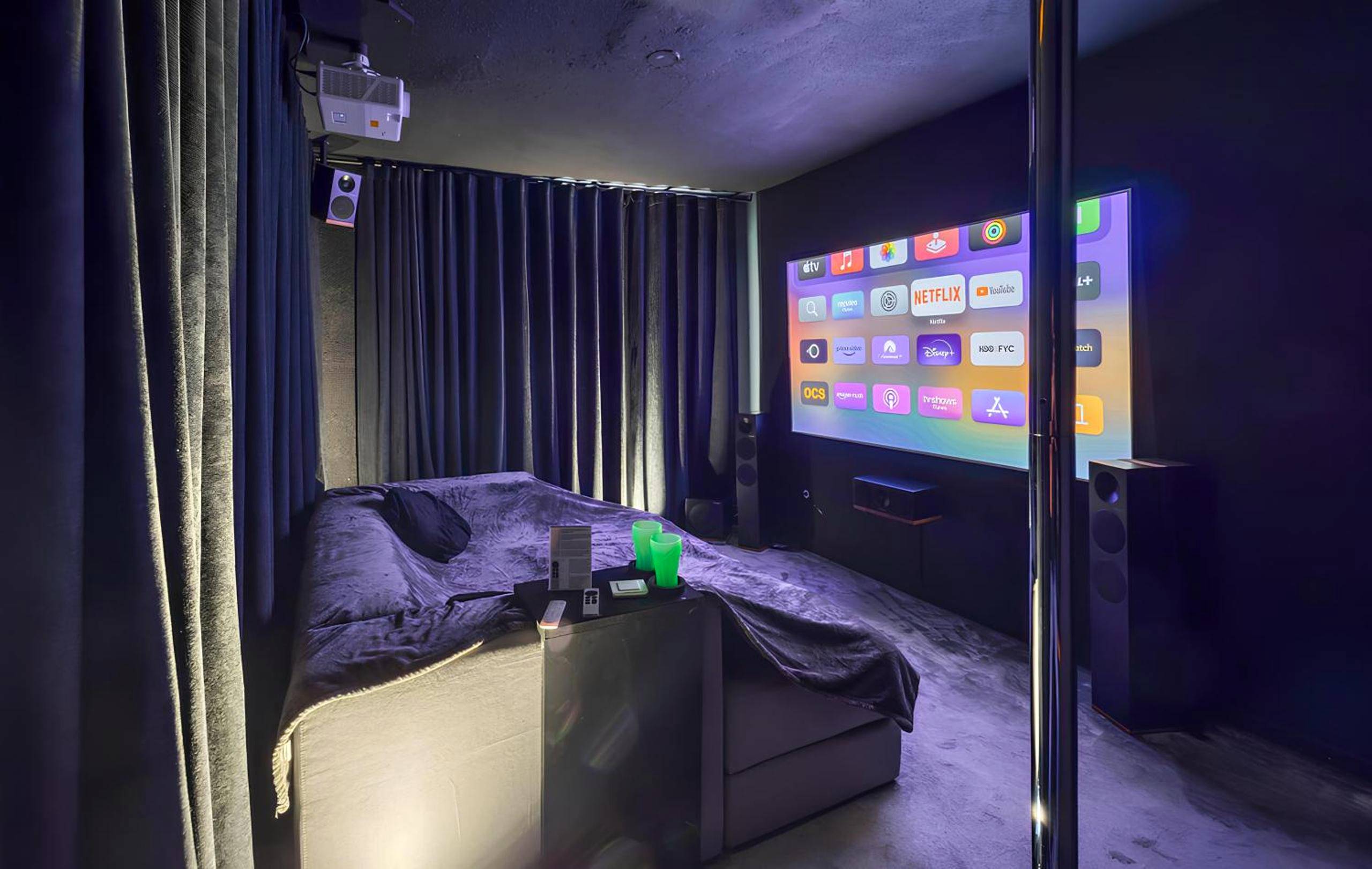 Salle de cinéma privée avec grand écran et sofa - 50 Nuances d'Amour - Jacuzzi / Massage / Cinéma