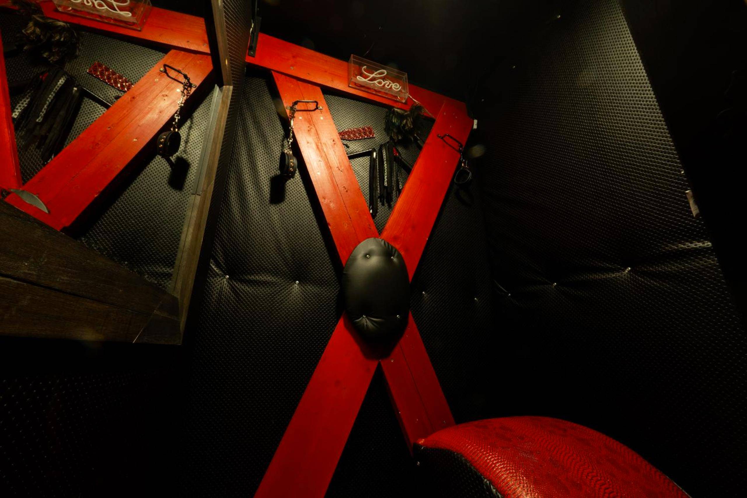 Croix de Saint - André et accessoires BDSM - Love Room Rouen - 50 Nuances de Bonheur - Love Room à Rouen